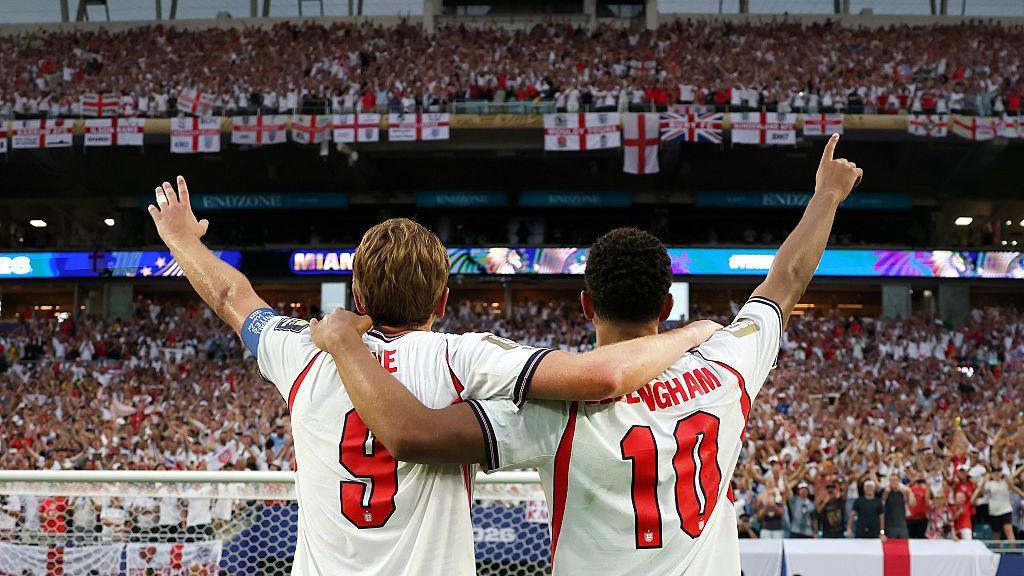 Harry Kane and Jude Bellingham embrace