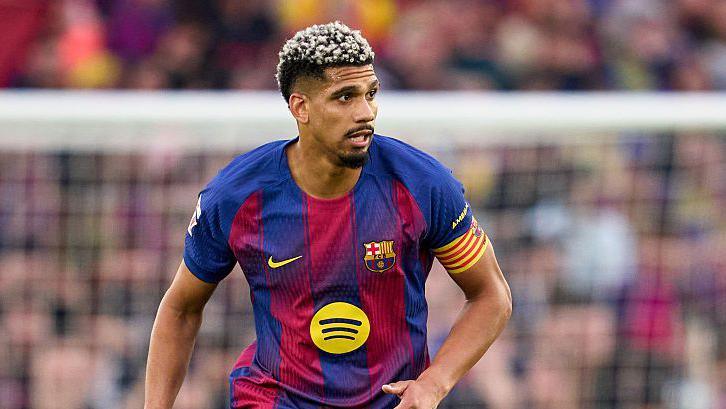 Ronald Araujo looks on while playing for Barcelona against Espanyol in April 2026