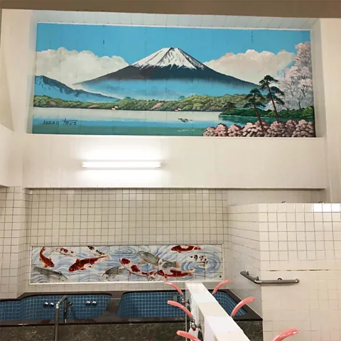 Mizuki Uchiyama Traditional sento like Konparu-yu often feature hand-painted scenes of Mount Fuji (Credit: Mizuki Uchiyama)